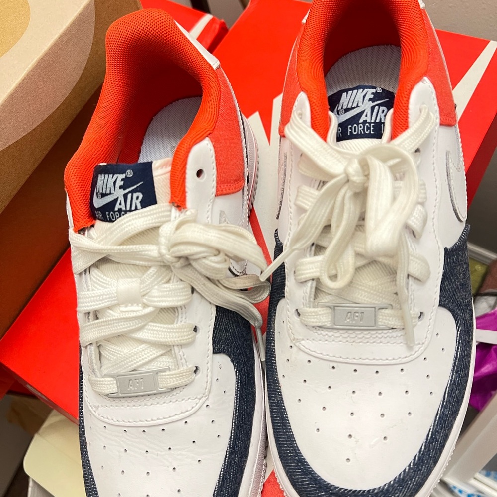 Nike White and Red Sneakers Low-Top Design
